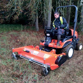 TONDEUSES À FLÉAUX FRONTALES TONDEUSES À FLÉAUX FRONTALES